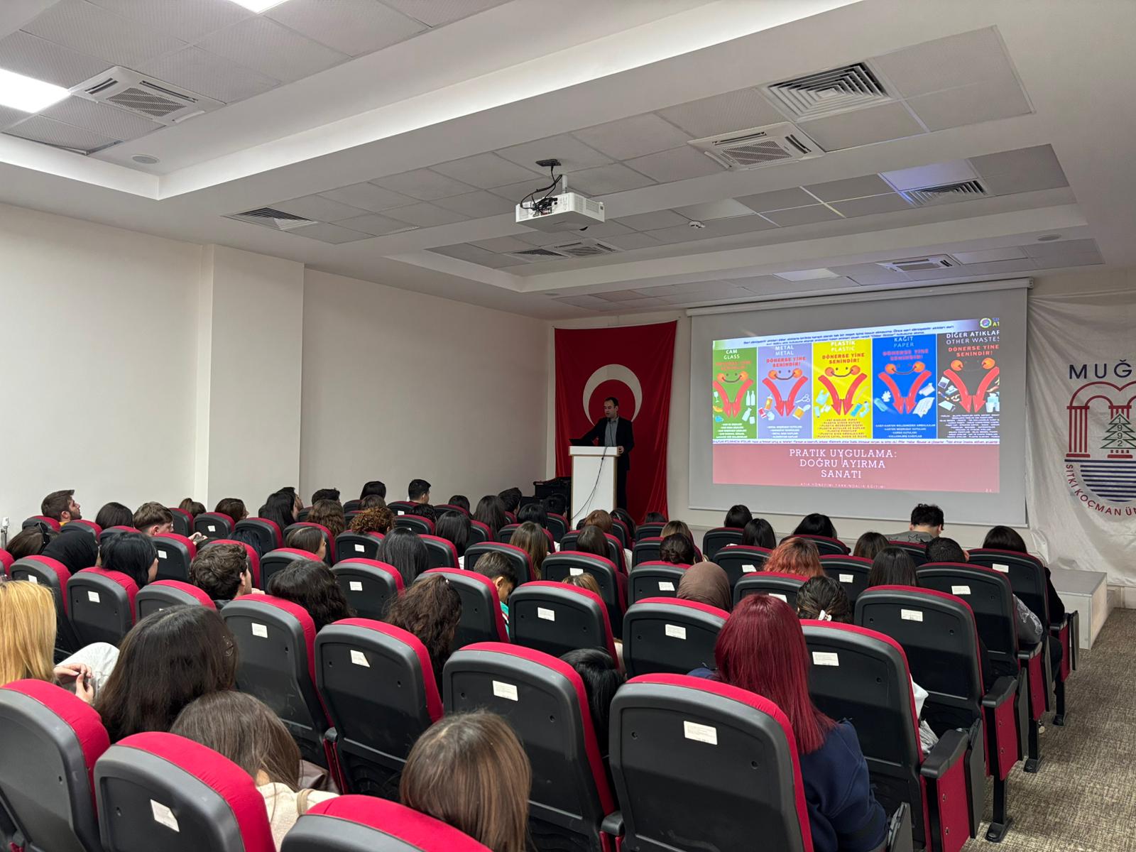 9 Aralık 2025 tarihinde Dalaman Meslek Yüksekokulu’nda “Atık Yönetimi Farkındalık Eğitimi” adlı seminer gerçekleştirildi. Öğr. Gör. Halil Semercioğlu tarafından verilen eğitimde, sürdürülebilir çevre yönetimi, atıkların doğru şekilde ayrıştırılması ve geri dönüşüm süreçlerinin önemi üzerine kapsamlı bilgiler paylaşıldı. Öğrenciler ile akademik personelin yoğun ilgi gösterdiği seminer, karşılıklı soru–cevap bölümüyle verimli bir şekilde tamamlandı. Eğitim sonrasında ise farkındalık çalışmasının bir devamı olarak katılımcılar kampüs alanında çevre temizliği etkinliği gerçekleştirdi.